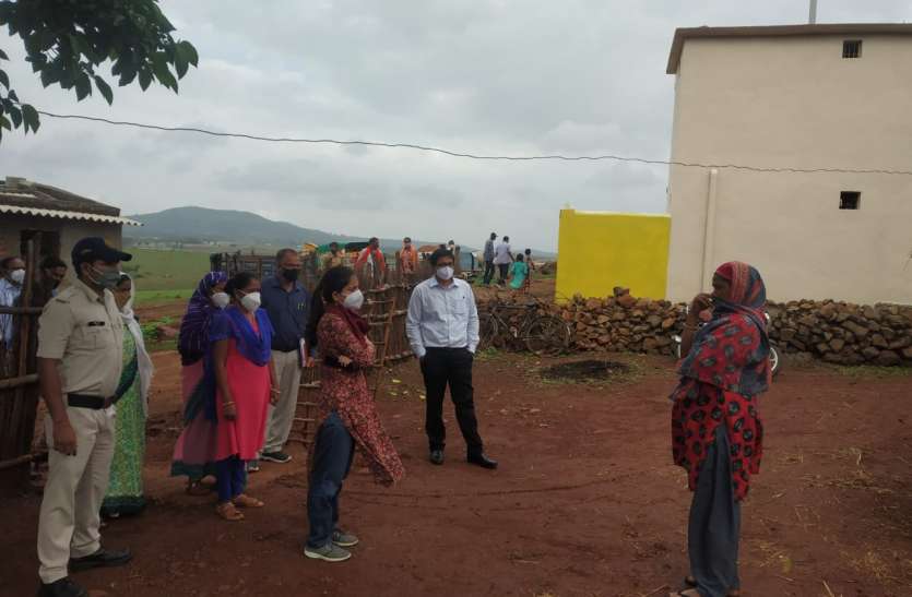 Collector started motivating from Pushprajgarh area for 21 June vaccin 21 जून टीकाकरण महाभियान के लिए कलेक्टर ने पुष्पराजगढ़ क्षेत्र से की प्रेरित करने की शुरुआत