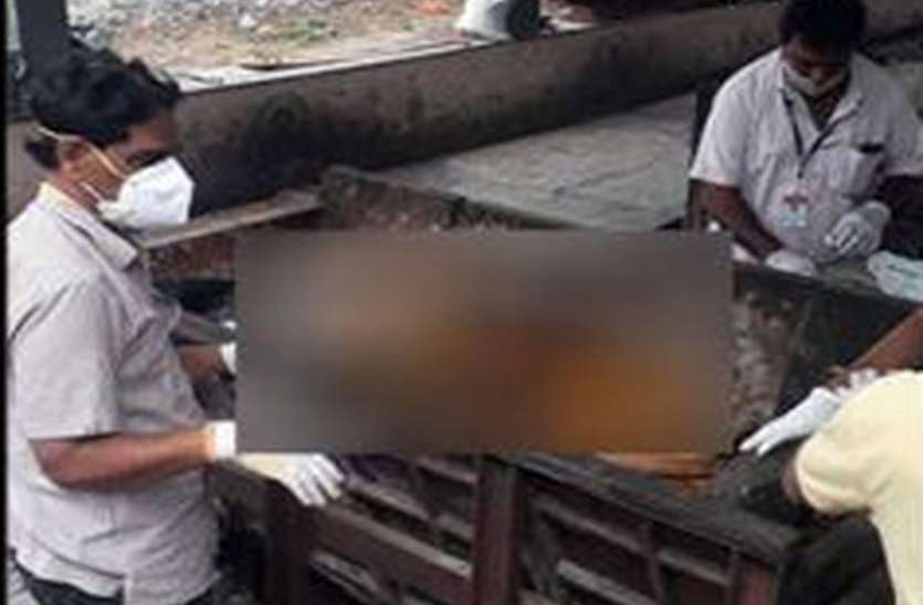चार सौ चालीस कोरोना मरीजों के शवों का किया संस्कार चार सौ चालीस कोरोना मरीजों के शवों का किया संस्कार
