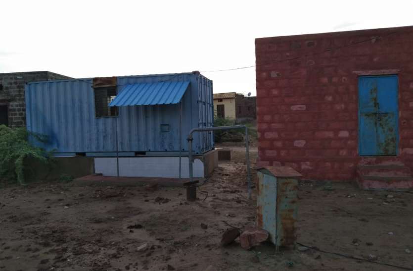 व्यवस्था पर जमा 'फ्लोराइड' लाखों रुपयों को लगा पानी, फिर भी नहीं मिला मीठा पानी व्यवस्था पर जमा 'फ्लोराइड' लाखों रुपयों को लगा पानी, फिर भी नहीं मिला मीठा पानी