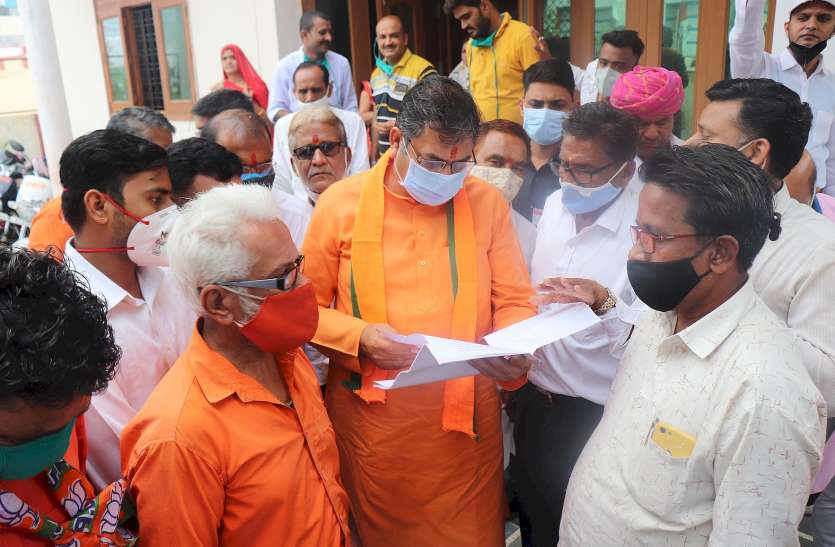 बांसवाड़ा : भाजपा प्रदेशाध्यक्ष ने मीडिया से कहा- ‘नेतृत्व के निर्णय के लिए इंतजार करना चाहिए’ बांसवाड़ा : भाजपा प्रदेशाध्यक्ष ने मीडिया से कहा- ‘नेतृत्व के निर्णय के लिए इंतजार करना चाहिए’