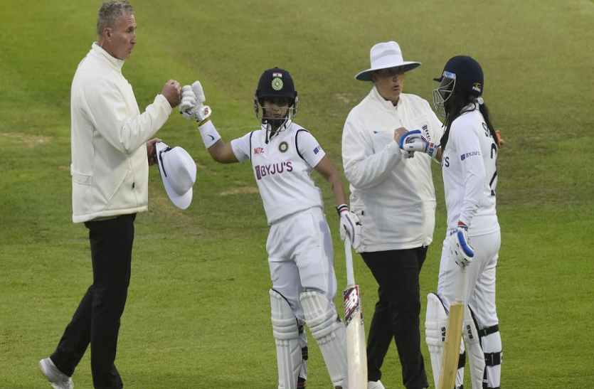 india_vs_eng_test.png हारते हुए मैच को ड्रॉ कराने के लिए पूर्व क्रिकेटरों ने दी भारतीय महिला टीम को बधाई