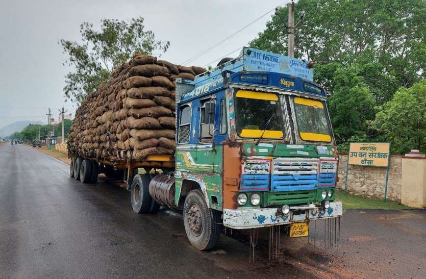वन विभाग ने पकड़ा एक हजार बोरी कोयले से भरा ट्रेलर वन विभाग ने पकड़ा एक हजार बोरी कोयले से भरा ट्रेलर