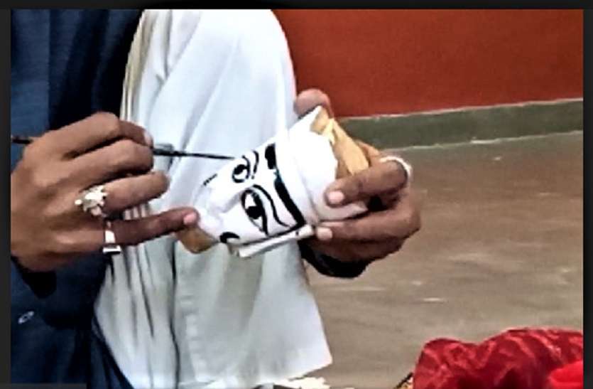 प्रतिभागियों ने कठपुतलियों का श्रृंगार करना सीखा प्रतिभागियों ने कठपुतलियों का श्रृंगार करना सीखा