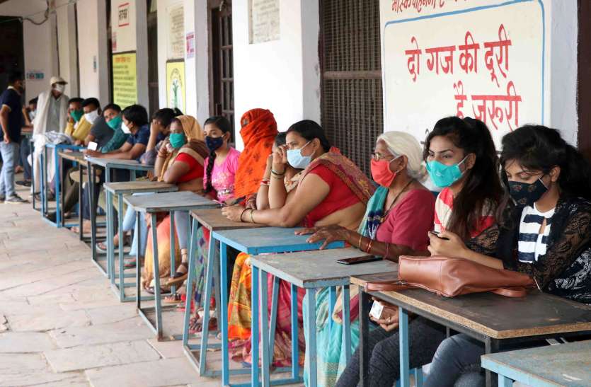 vaccination वैक्सीनेशन: जहां लिखा था दो गज की दूरी जरूरी वहीं बैठे थे ठसाठस
