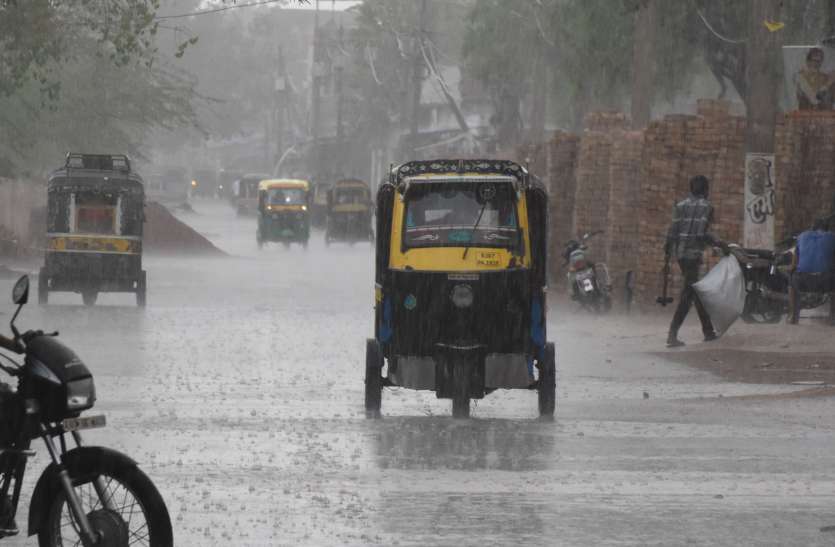 कहीं हल्की बारिश तो कहीं बूंदाबांदी कहीं हल्की बारिश तो कहीं बूंदाबांदी