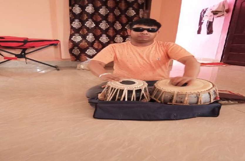 Music day: जन्म से ब्लाइंड इस युवा को सुनकर आप भी कहेंगे वाह उस्ताद वाह Music day: जन्म से ब्लाइंड इस युवा को सुनकर आप भी कहेंगे वाह उस्ताद वाह