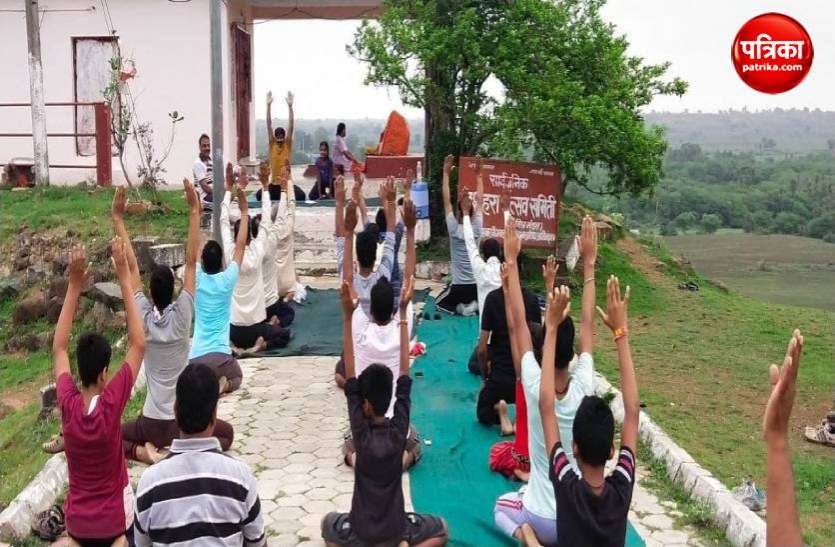 betma_indore.jpg अंतरराष्ट्रीय योग दिवस 2021: शिक्षक ने पहाड़ी से घर-घर पहुंचा दिया योग