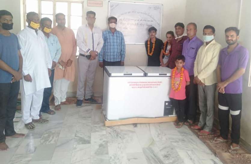 कोरोना में पिता को खोने वाले बच्चों ने स्कू ल में किया डी फ्रीज भेंट कोरोना में पिता को खोने वाले बच्चों ने स्कू ल में किया डी फ्रीज भेंट
