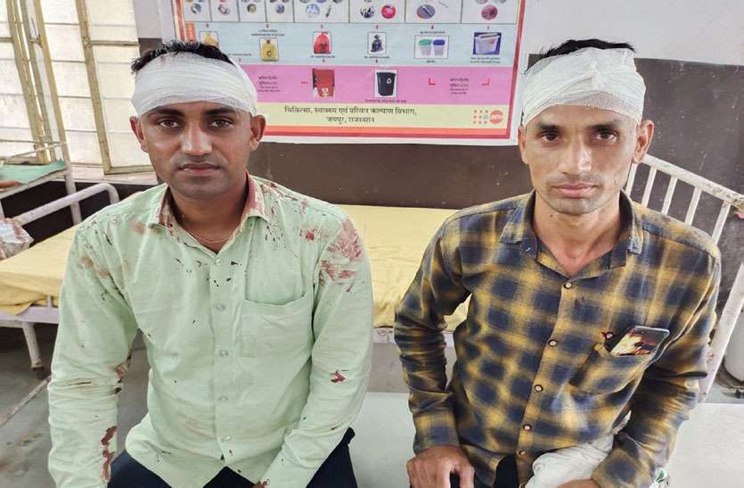 फरार हुए आरोपी को पकडऩे पहुंचे दो कांस्टेबल पर कुल्हाड़ी से किया हमला फरार हुए आरोपी को पकडऩे पहुंचे दो कांस्टेबल पर कुल्हाड़ी से किया हमला