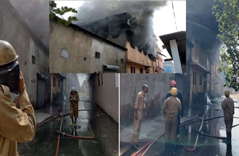 Delhi Shoe Factory Fire दिल्ली में जूता फैक्ट्री में लगी भीषण आग: 24 फायर ब्रिगेड गाड़ियां मौके पर पहुंची, अंदर फंसे हैं 6 मजदूर