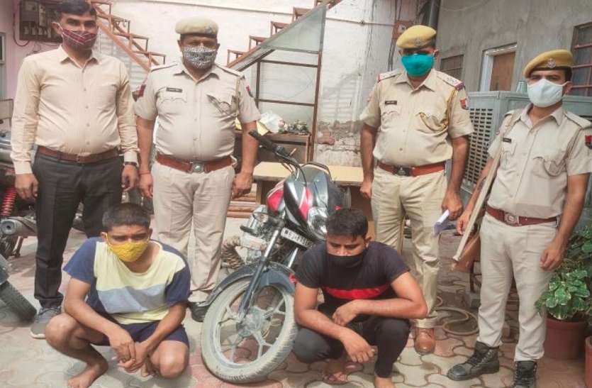 फर्जी पुलिसकर्मी बनकर करते थे वसूली, पुलिस ने दबोचा फर्जी पुलिसकर्मी बनकर करते थे वसूली, पुलिस ने दबोचा