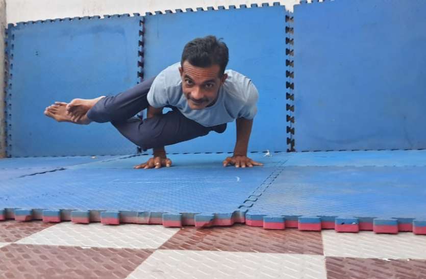 कोरोना से बचाव के लिए बड़ी संख्या में लोगों ने किया योग कोरोना से बचाव के लिए बड़ी संख्या में लोगों ने किया योग