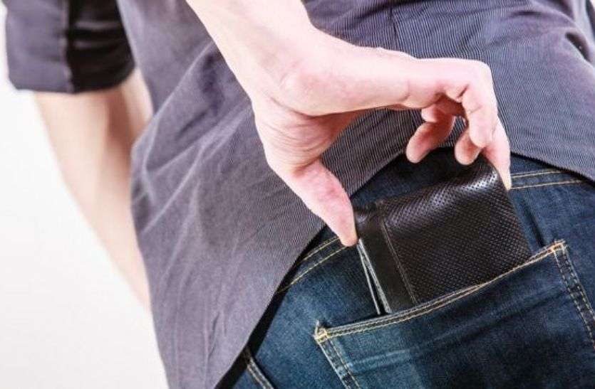 Back Pain Back Pain :- जेब में रखा पर्स भी हो सकता है शरीर में बैक पेन का कारण