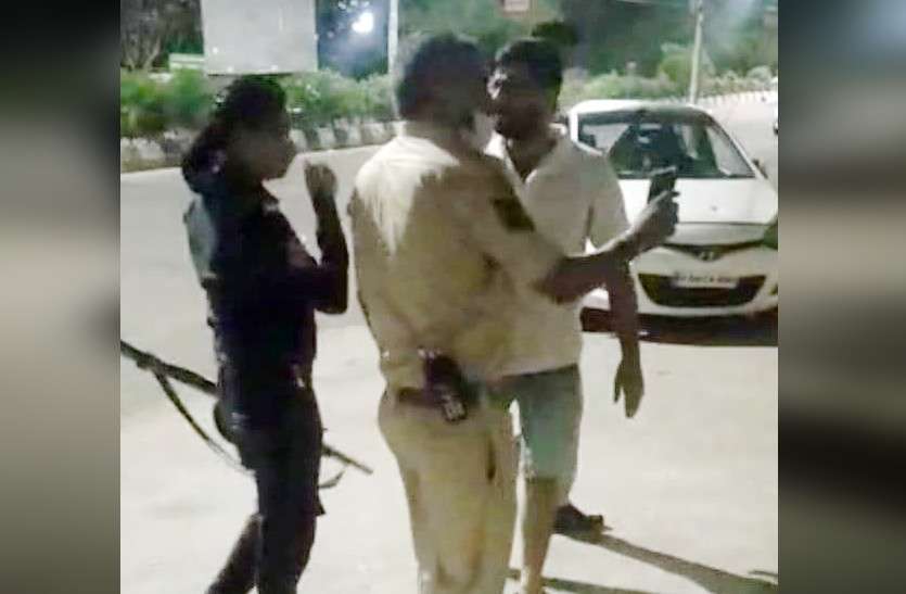 jaipur_police.jpg संडे की रात... कार में दो लड़के. एक लड़की... और वायरल हो गया वीडियो