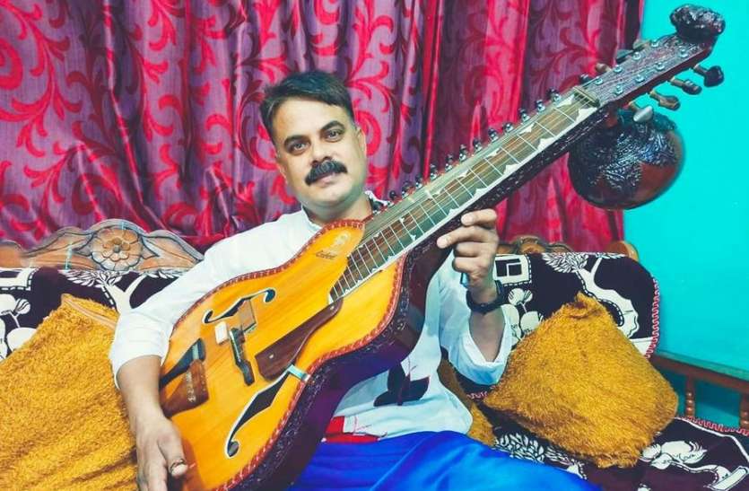 म्यूजिक थेरेपी से तनाव दूर कर रहे हैं मोहन मीणा वादक म्यूजिक थेरेपी से तनाव दूर कर रहे हैं मोहन मीणा वादक