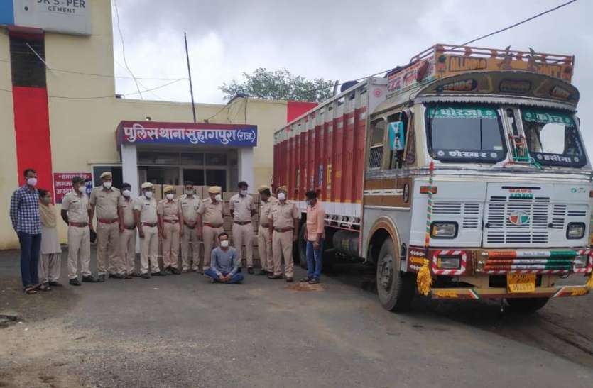 गुजरात ले जाई जा रही 374 कर्टन शराब बरामद गुजरात ले जाई जा रही 374 कर्टन शराब बरामद