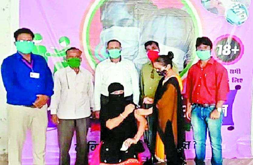 'कोरोना की तीसरी लहर से बचाव के लिए वैक्सीनेशन जरूरी 'कोरोना की तीसरी लहर से बचाव के लिए वैक्सीनेशन जरूरी