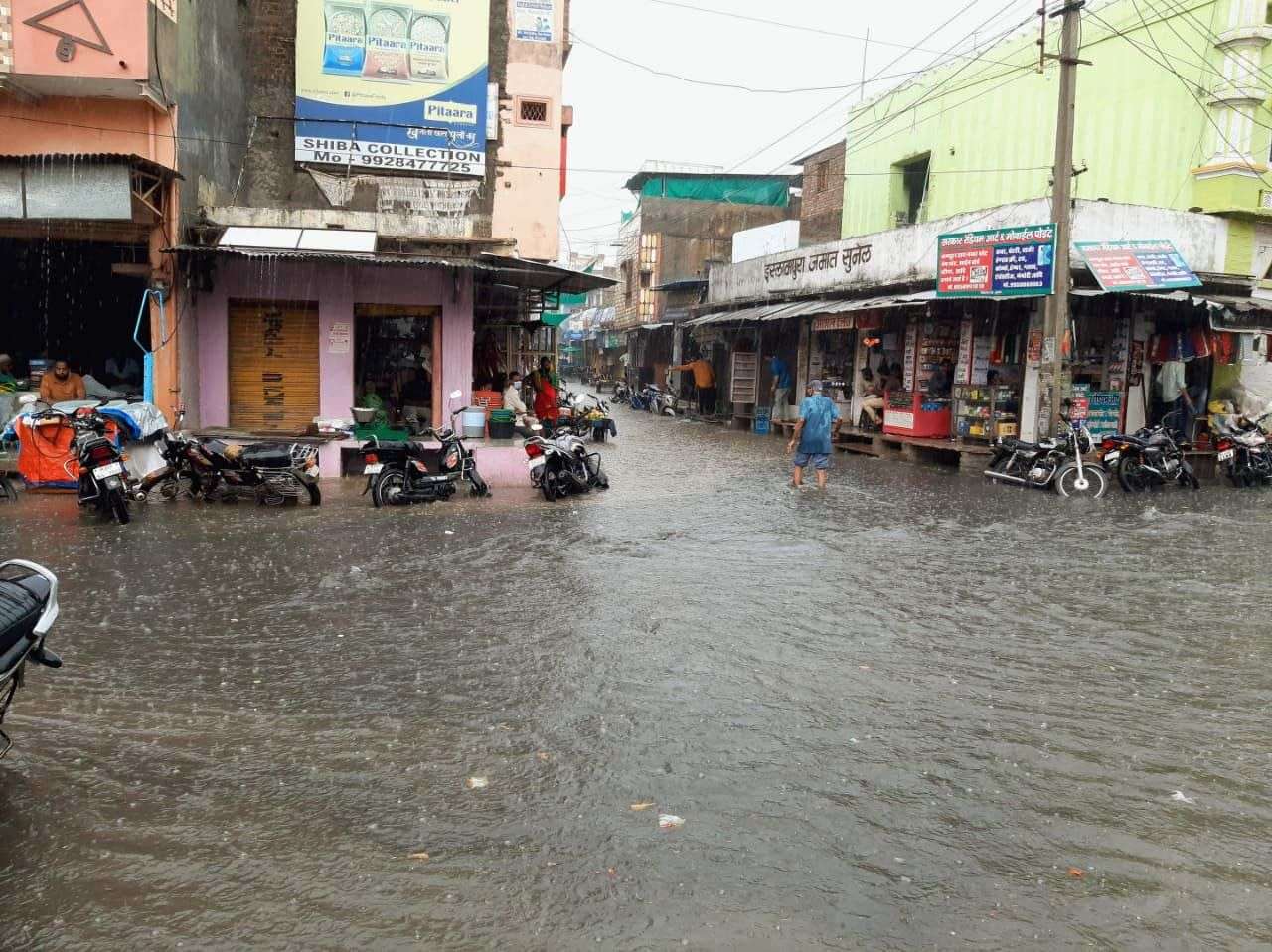 सुनेल क्षेत्र में मूसलाधार बारिश से सड़कें दरिया बन गई।