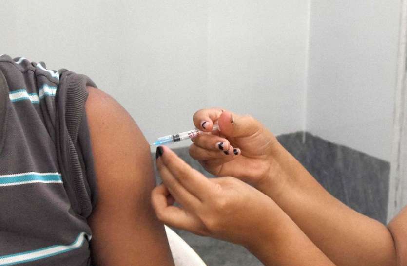 vaccination लक्ष्य से अधिक टीके लगाए, देर रात तक हुआ वैक्सीनेशन