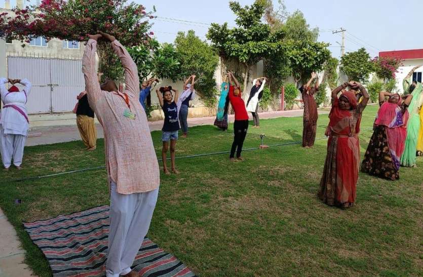 अनवरत सूर्य नमस्कार शृंखला के तहत बाड़मेर में दस जगह कार्यक्रम अनवरत सूर्य नमस्कार शृंखला के तहत बाड़मेर में दस जगह कार्यक्रम
