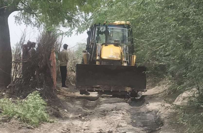 डेढ़ किलोमीटर तक अतिक्रमण पर चला पंचायत का पीला पंजा डेढ़ किलोमीटर तक अतिक्रमण पर चला पंचायत का पीला पंजा