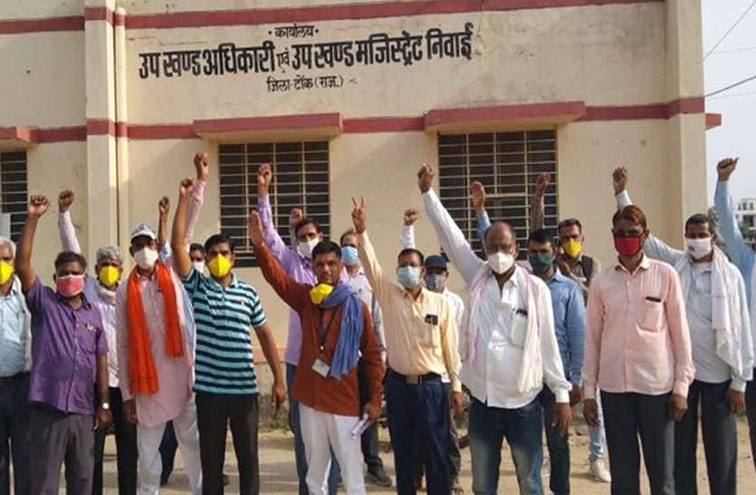 बीएलओ को निर्वाचन के अतिरिक्त अन्य कार्यों से मुक्त करने की मांग बीएलओ को निर्वाचन के अतिरिक्त अन्य कार्यों से मुक्त करने की मांग