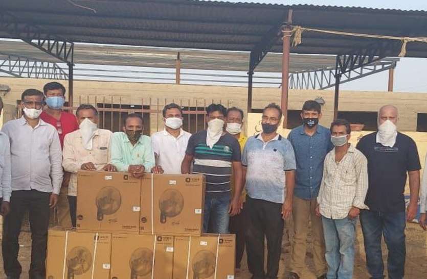 तुलसी गोशाला के संकट मोचक के रूप में सामने आया जैसलमेर खाद्य व्यापार संघ तुलसी गोशाला के संकट मोचक के रूप में सामने आया जैसलमेर खाद्य व्यापार संघ