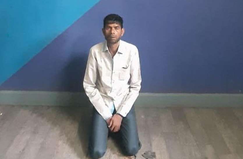 चरस बेचने वाला शातिर पिट एनडीपीएस एक्ट के तहत गिरफ्तार , एसओजी व लालगेट पुलिस ने की कार्रवाई चरस बेचने वाला शातिर पिट एनडीपीएस एक्ट के तहत गिरफ्तार , एसओजी व लालगेट पुलिस ने की कार्रवाई