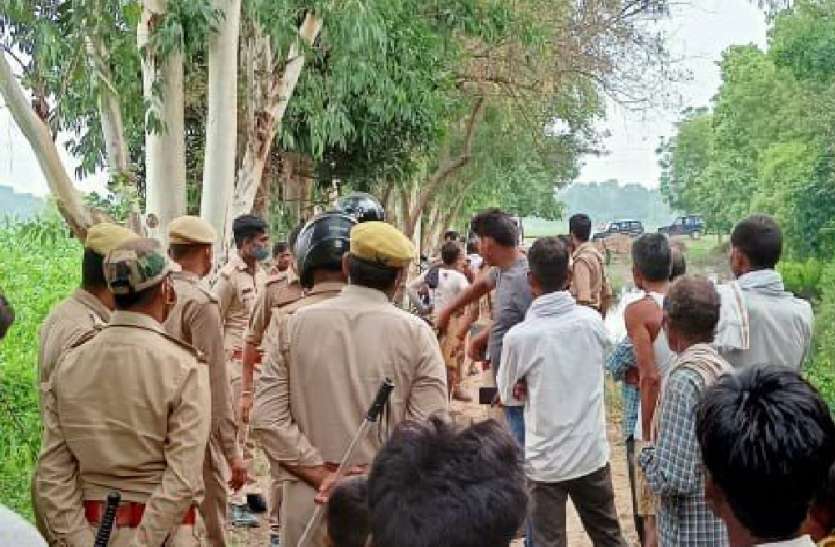 सीतापुर में लड़के की हत्या कर फेंका शव, जमीनी विवाद में तीन लोगों पर लगा आरोप सीतापुर में लड़के की हत्या कर फेंका शव, जमीनी विवाद में तीन लोगों पर लगा आरोप