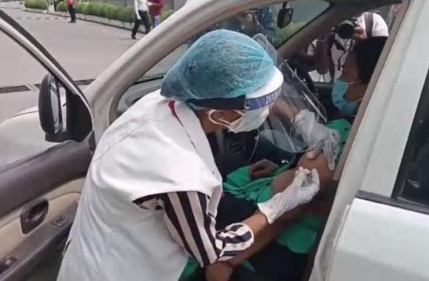 ड्राइव थ्रू वैक्सीनेशन : अब वाहन में बैठे-बैठे टीका ड्राइव थ्रू वैक्सीनेशन : अब वाहन में बैठे-बैठे टीका