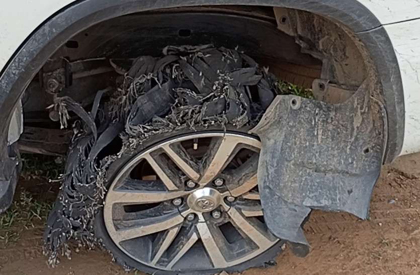 Smugglers firing on police, 78 kg opium seized in Chittorgarh पुलिस पर फिर फायरिंग कर भागे तस्कर, 78 किलो अफीम जब्त, कार से मैग्जीन व पांच कारतूस मिले