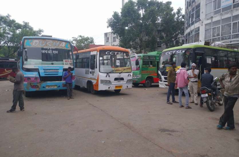 bus बिना टैक्स व परमिट के दौड़ रहीं बसें, रोक के बाद भी नागपुर तक सफर
