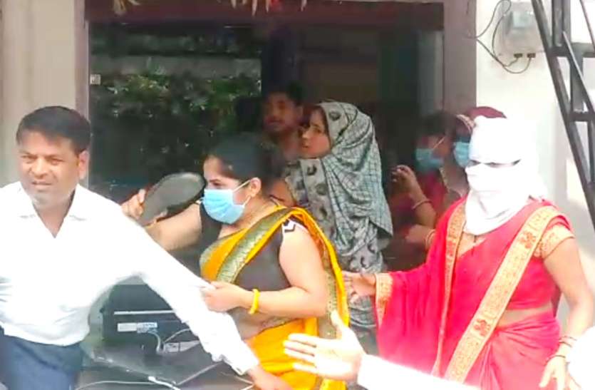 Pitai पत्नी ने बीच बाजार पति को चप्पलों से पीटा, वीडियो हुआ वायरल