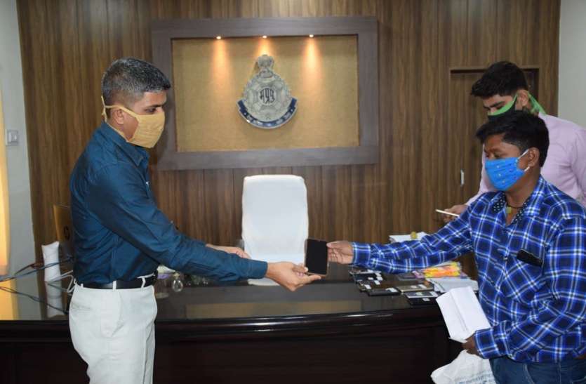 पुलिस ने 250 लोगों के चेहरे पर लौटाई मुस्कान पुलिस ने 250 लोगों के चेहरे पर लौटाई मुस्कान
