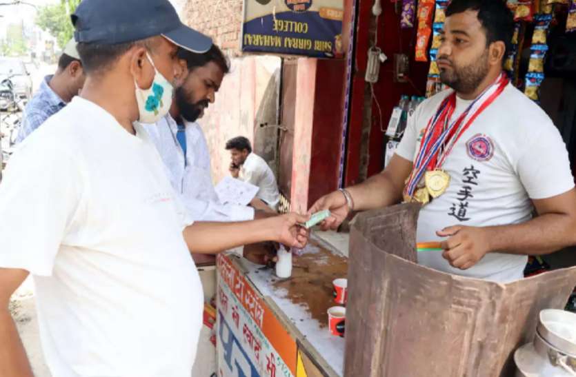 , कराटे प्लेयर हरिओम चाय बेचने को मजबूर, जीत चुके हैं 60 से अधिक मेडल