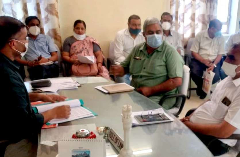 मानसून को लेकर प्रशासन चौकस, एसडीएम ने ली अधिकारियों की बैठक मानसून को लेकर प्रशासन चौकस, एसडीएम ने ली अधिकारियों की बैठक