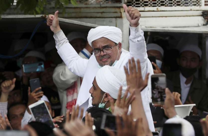 indonesian cleric इंडोनेशिया: मुस्लिम धर्मगुरू ने छिपाई कोरोना संक्रमण की रिपोर्ट, चार साल की कैद