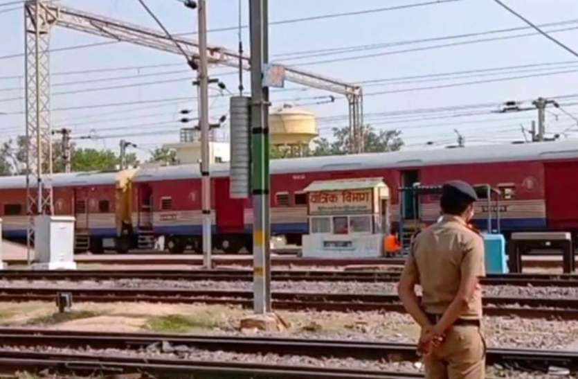 Presidential Express राष्ट्रपति की एक झलक पाने को आउटर पर तपती धूप में खड़े रहे लोग, फिर भी मिली निराशा