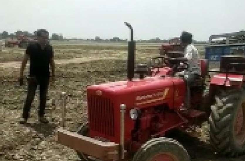 रामसागर झील में मिट्टी का अवैध खनन करते चार ट्रैक्टर ट्रॉली पकड़े रामसागर झील में मिट्टी का अवैध खनन करते चार ट्रैक्टर ट्रॉली पकड़े