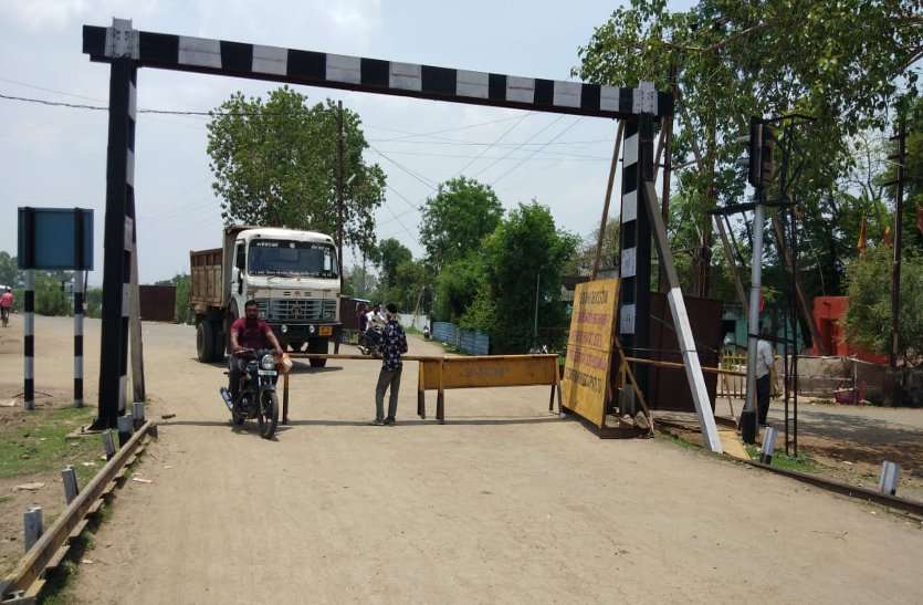 Thanaprabhari objected to heavy vehicles in no entry, NH officials diverted vehicles from railway bypass थानाप्रभारी ने नो एंट्री में भारी वाहनों पर जताई आपत्ति, एनएच के अधिकारियों ने वाहनों को रेलवे बायपास से किया डायवर्ट