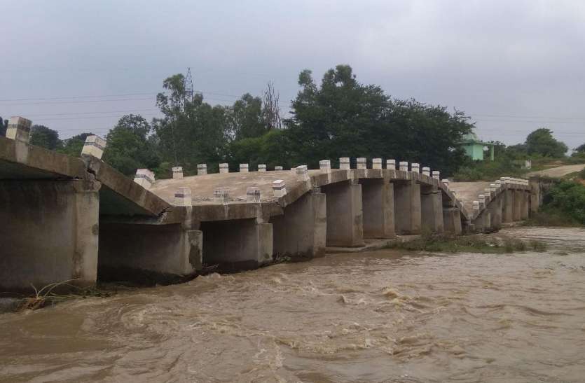 Amount approved for construction of Samatpur-Harri damaged bridge, per सामतपुर-हर्री क्षतिग्रस्त पुल निर्माण के लिए राशि स्वीकृत, निर्माण के लिए नहीं मिल रही अनुमति