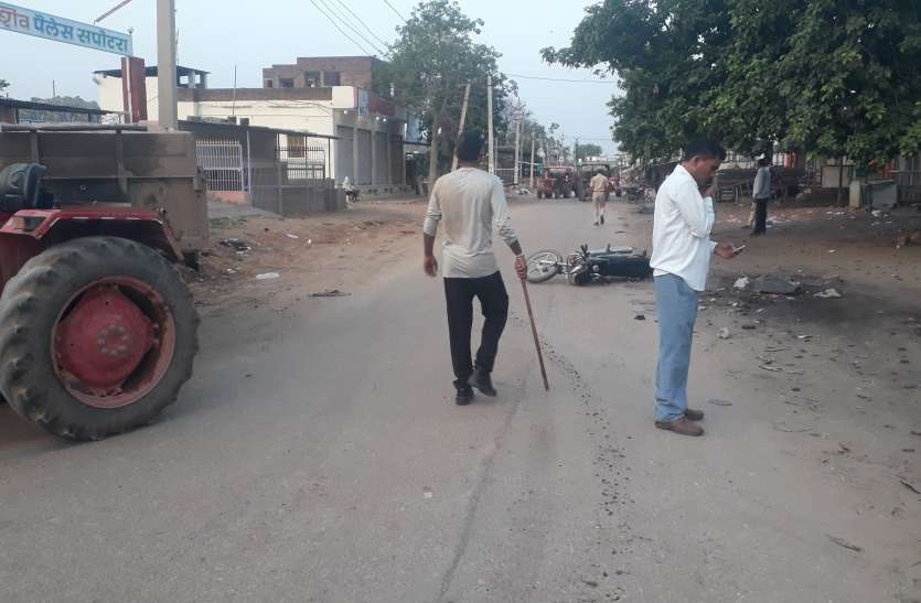 पुलिस दल को ट्रॉली से कुचलने का प्रयास, तीन जने गिरफ्तार पुलिस दल को ट्रॉली से कुचलने का प्रयास, तीन जने गिरफ्तार