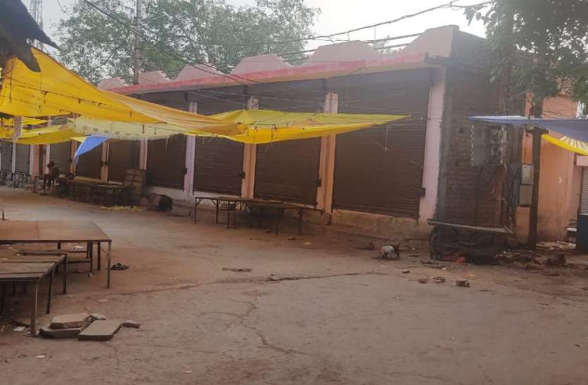 जहां बनना थी वाहन पार्किंग वहां बन गई दुकानें जहां बनना थी वाहन पार्किंग वहां बन गई दुकानें