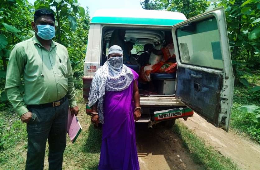 गांव तक नहीं पहुंची एंबुलेंस, बाइक में लाना पड़ा गर्भवती महिला को गांव तक नहीं पहुंची एंबुलेंस, बाइक में लाना पड़ा गर्भवती महिला को