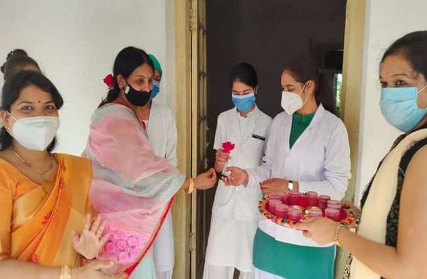 Good work: यहां नर्सों का पुष्प गुच्छ देकर किया गया स्वागत, फिर लगाई वैक्सीन Good work: यहां नर्सों का पुष्प गुच्छ देकर किया गया स्वागत, फिर लगाई वैक्सीन
