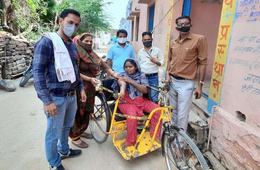 The corona vaccine was applied sitting at the house of a disabled woman, she became emotional दिव्यांग महिला का घर बैठे लगाया कोरोना टीका तो हुई भावुक