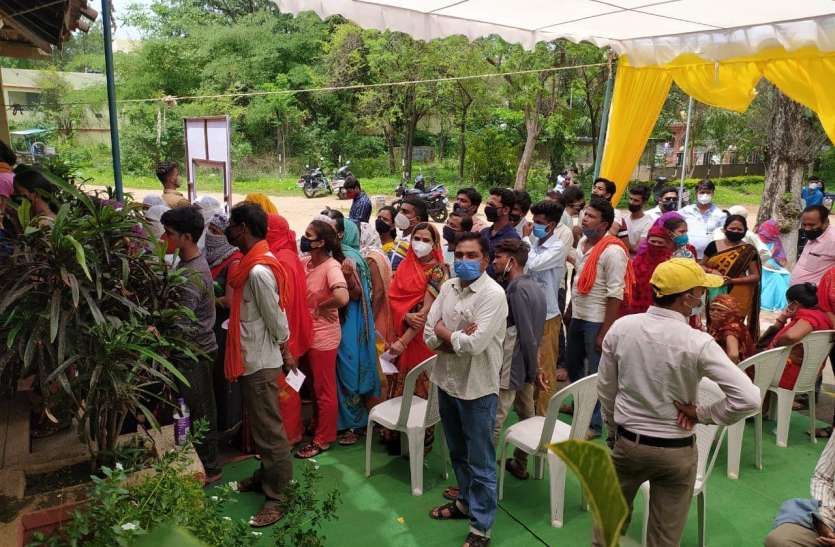 Vaccination: कतार में लगने के बाद वापस हो रहे लोग..आखिर क्या है मामला Vaccination: कतार में लगने के बाद वापस हो रहे लोग..आखिर क्या है मामला