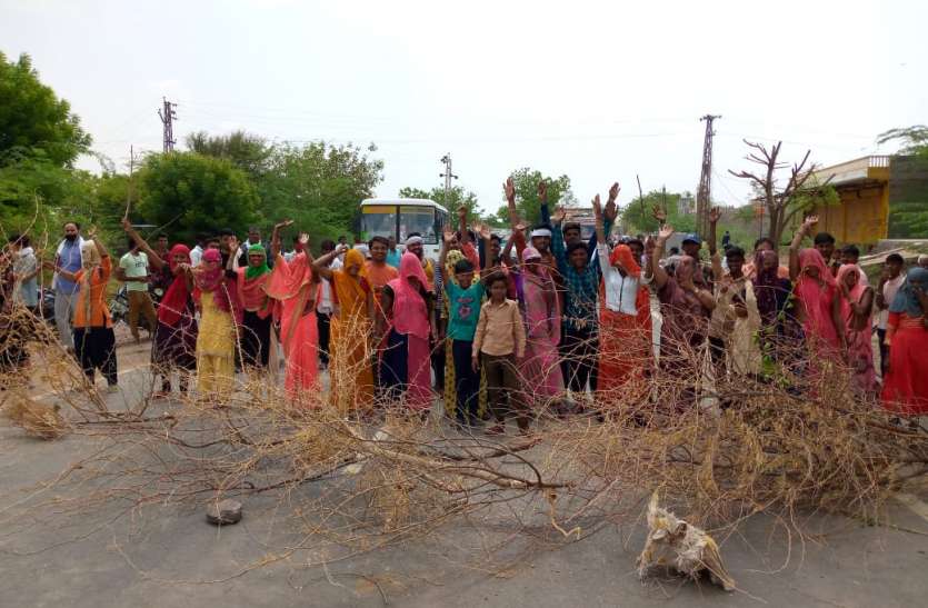 बिजली से त्रस्त महिलाओं ने एक घंटे किया हाइवे जाम बिजली से त्रस्त महिलाओं ने एक घंटे किया हाइवे जाम