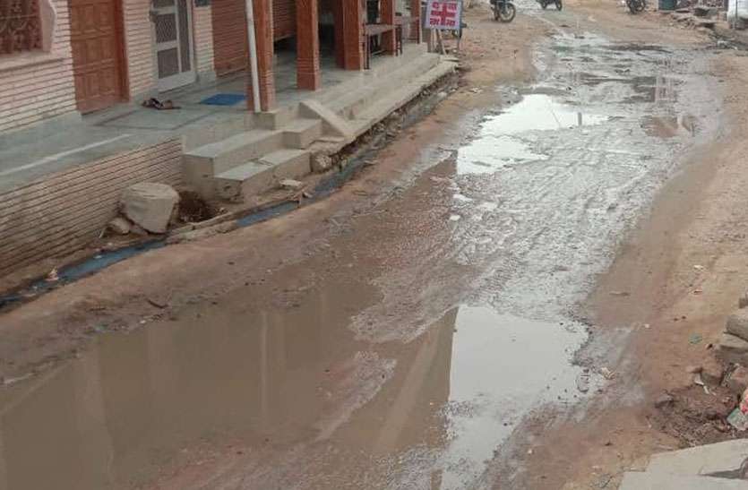 क्षतिग्रस्त नालियों से सड़क पर भरा पानी क्षतिग्रस्त नालियों से सड़क पर भरा पानी