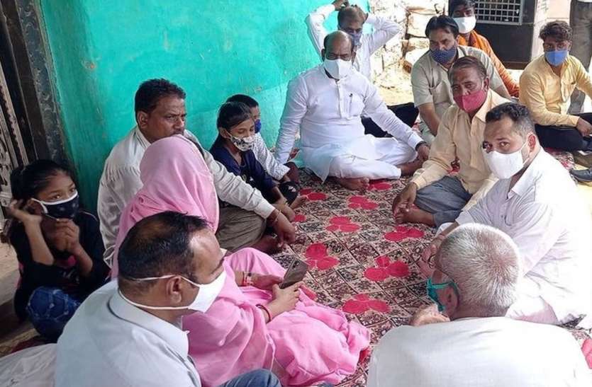 लोकसभा अध्यक्ष ने दु:ख की घड़ी में घर-घर पहुंचकर बांटा दर्द लोकसभा अध्यक्ष ने दु:ख की घड़ी में घर-घर पहुंचकर बांटा दर्द